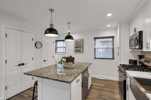 The Worthington - 3 BR 2 5 Bath and Parking in Columbus, USA