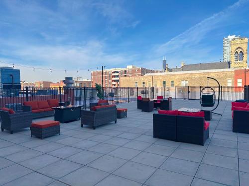 McCormick Place amazing 2b-2b with city view and optional parking for up to 6 guests