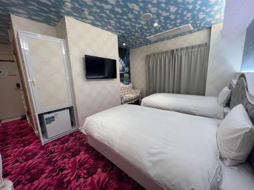 Twin Room - Non-Smoking image 10