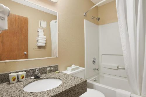 Super 8 by Wyndham Massena NY - image 7