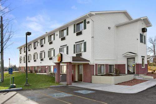 Super 8 by Wyndham Massena NY - image 3