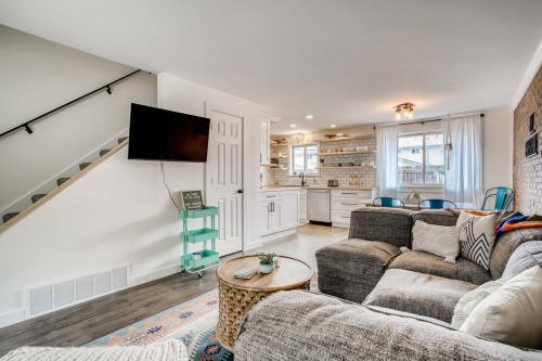 Family Townhome Near Mountains & Olde Town Arvada in Arvada, USA
