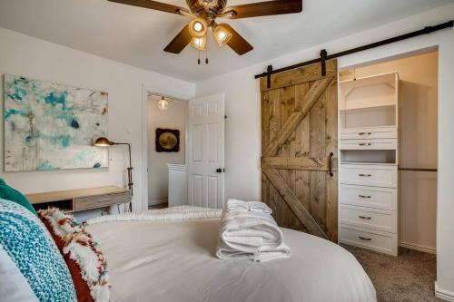 Family Townhome Near Mountains & Olde Town Arvada in Arvada, USA