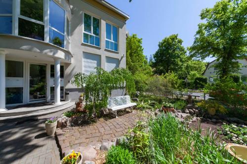 花園, Hotel und Appartementhaus Rheden in 格林尼克橋