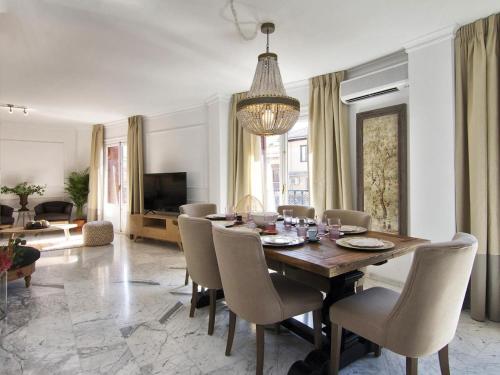 Chezmoihomes Glow and elegant 4 BR apartment in the heart of granada parking free - image 11