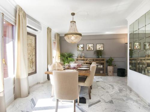 Chezmoihomes Glow and elegant 4 BR apartment in the heart of granada parking free - image 13