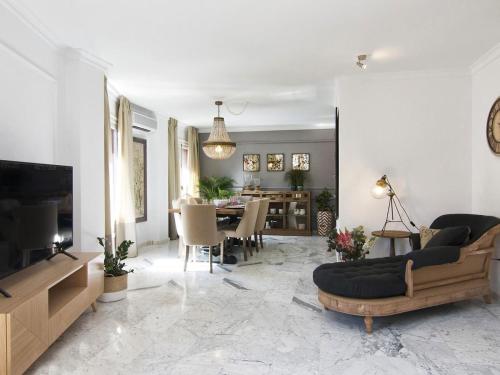 Chezmoihomes Glow and elegant 4 BR apartment in the heart of granada parking free - image 4