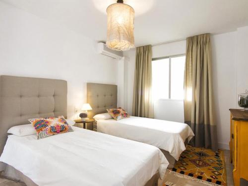 Chezmoihomes Glow and elegant 4 BR apartment in the heart of granada parking free - image 7