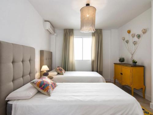 Chezmoihomes Glow and elegant 4 BR apartment in the heart of granada parking free - image 14