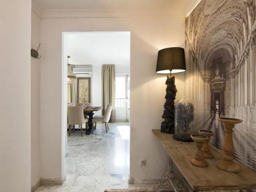 Chezmoihomes Glow and elegant 4 BR apartment in the heart of granada parking free - image 5