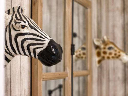 Chezmoihomes Glow and elegant 4 BR apartment in the heart of granada parking free - image 8