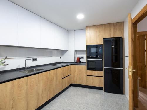 Chezmoihomes Town hall apartment - image 4