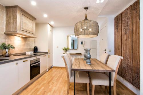 Chezmoihomes Alhambra Dreams - Luxury & Romantic Hideaway - image 12