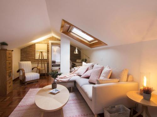 Chezmoihomes Alhambra Penthouse - image 13