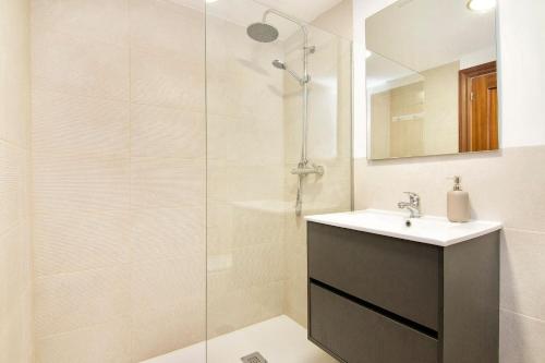 Chezmoihomes Alhambra Penthouse 2 private terraces - image 7