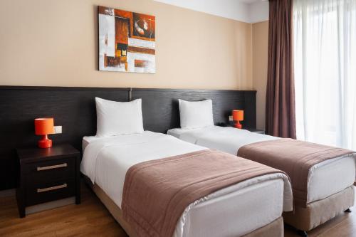 2 twin beds