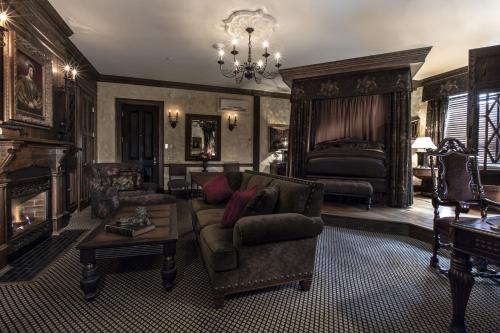 English Tudor Signature Guestroom