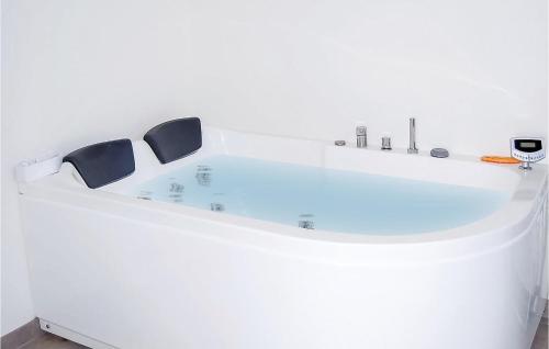 Hot tub, Awesome Home In Haderslev With Wifi in Kelstrup