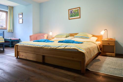 1 queen bed, 1 twin bed, 2 sofa beds