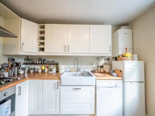 Pass the Keys Stylish London Flat near Station - Victoria 20 min