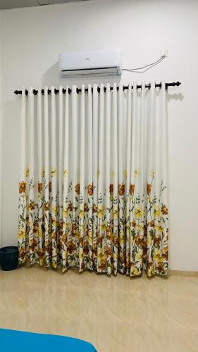 Queen Room with Shared Bathroom image 10