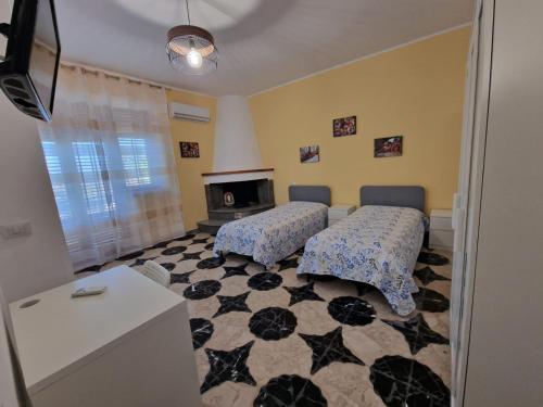 1 double bed, 2 twin beds