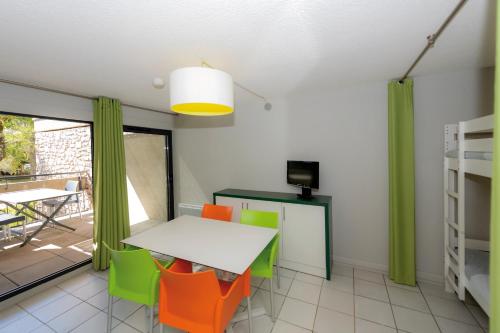 One-Bedroom Apartment with Sleeping Alcove (4 Adults)