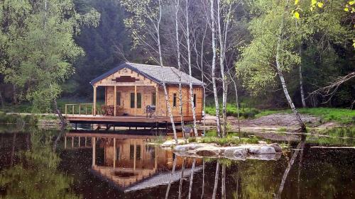 Cabane pilotis sur étang, au lac de Chaumeçon - Nuars