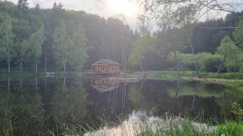 Cabane pilotis sur étang, au lac de Chaumeçon