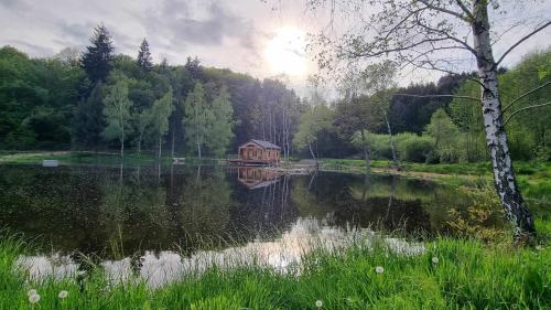 Cabane pilotis sur étang, au lac de Chaumeçon