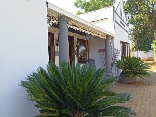 Villa Luca Guesthouse & Chalets in Swartruggens
