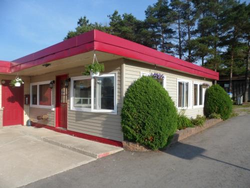 Bejárat, The Silver Birch Motel in Blue Water Beach (ON)