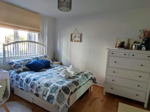 Central flat with balcony. Parking included.