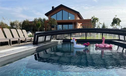 3 bedrooms, 5 beds