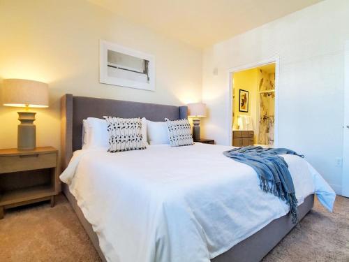 Landing Modern Apartment with Amazing Amenities ID2121X26 in Denver, USA