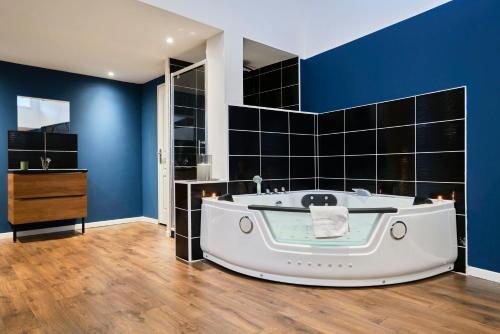 NG Prestige - Nain I Suite Spa Privatif Premium I Jacuzzi - Sauna - Netflix - Projecteur 2