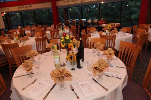 ห้องอาหาร, รัตเกอร์ ยูนิเวอร์ซิตี้ อินน์ แอนด์ คอนเฟอเรนซ์ เซ็นเตอร์ (Rutgers University Inn and Conference Center) in นิวบรันสวิค (NJ)