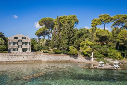 Magnificent Seafront Corfu Villa - 5 En-Suite Bedrooms -The Durrells House | Historic Elegance & Modern Luxuries - Direct Beach Access & Private Heated Pool