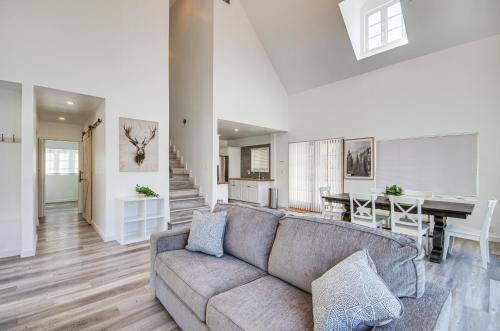 Spacious Lexington Home with Fire Pit Hunt and Fish!