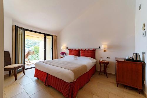 Deluxe Double Room with Partial Sea View image 4