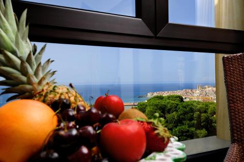 Deluxe Double Room with Partial Sea View image 5