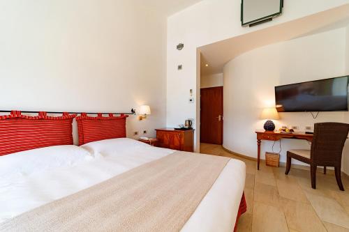 Deluxe Double Room with Partial Sea View image 7