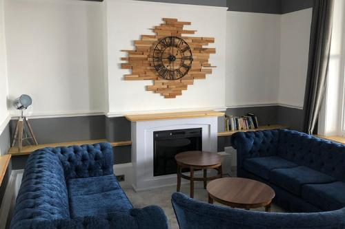 Queens Hotel - image 2