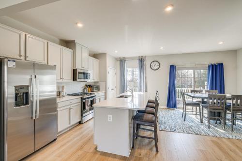 30 Mi To Downtown Dc: Charming Dale City Townhome! - Manassas, VA