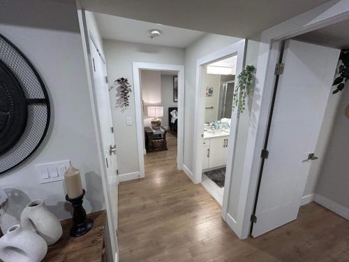 Fürdőszoba, New, Spacious 2 Bedrooms in Downtown With Free Parking! in Maple Ridge (BC)