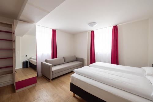 Fred Guest House Hauptbahnhof - Self Check-in - image 3