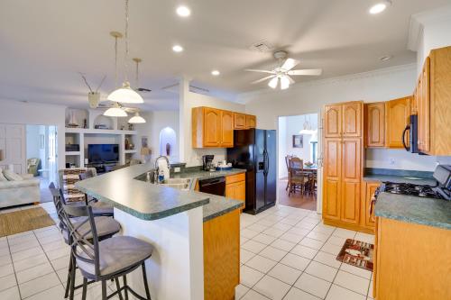 Sebring Home Screened Porch, Walk to Lake Jackson in Sebring, USA