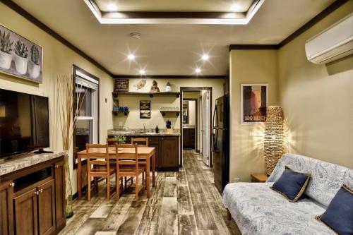 Lone Star Tiny Home - 15 minutes to downtown in Austin, USA