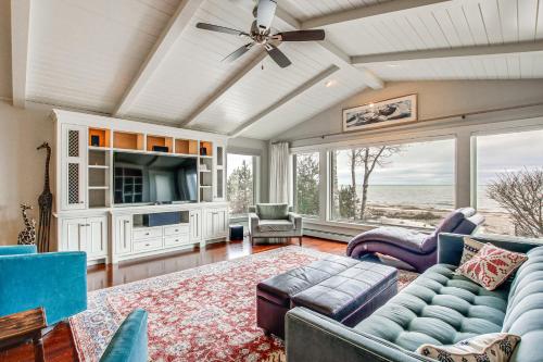 Lakefront Sturgeon Bay Retreat with Private Beach! in Sturgeon Bay, USA