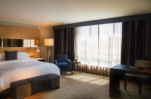 เดอะ ยอร์ควิลล์ รอยัล โซเนสต้า โฮเทล โตรอนโต (The Yorkville Royal Sonesta Hotel Toronto) near คาซา โลมา